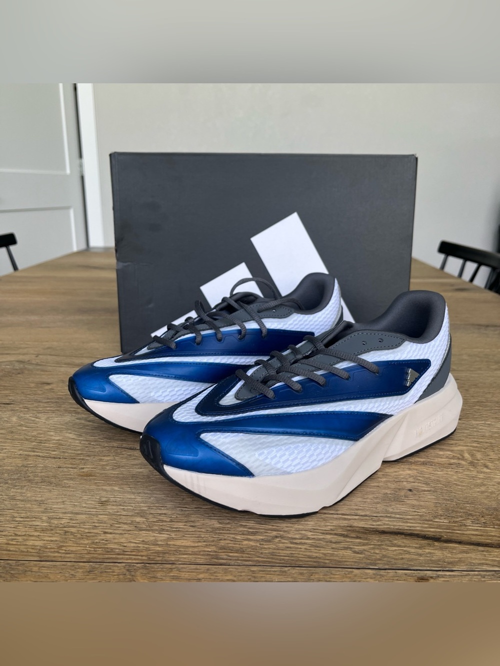 Sizes 8.5 & 9 Men’s Adidas Lightblaze Mens Running Shoes White Blue Grey JS4254